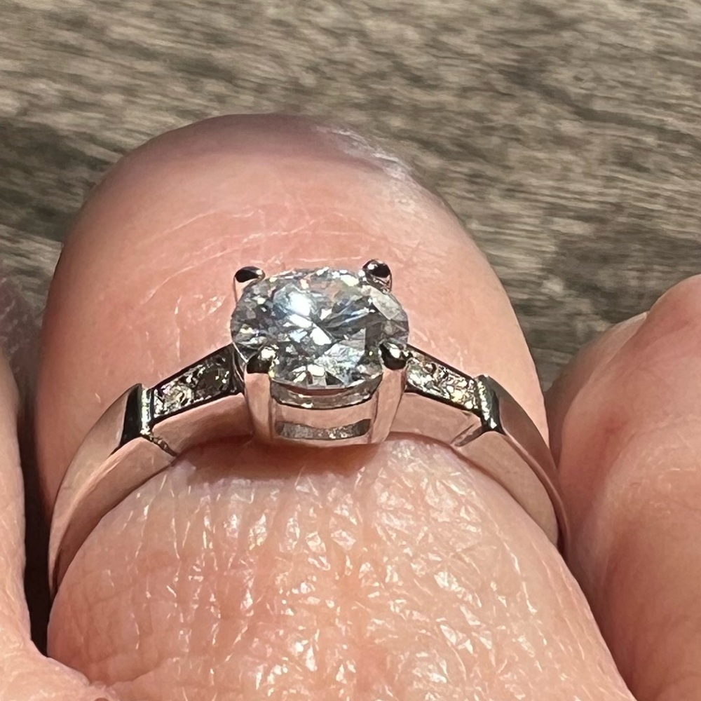 Women’s Sz 8 Moissanite ring 1ct in 925 Sterling silver
